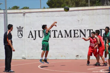Lanzamiento a canasta de un jugador de Xàbia