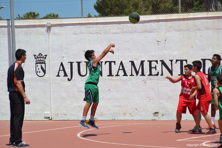 Shoot to basket of a player of Xàbia
