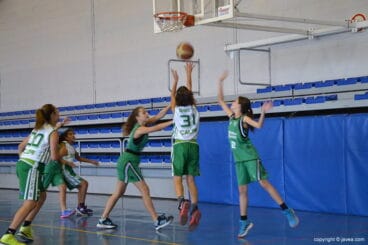 Lanzamiento a canasta de una jugadora calpina