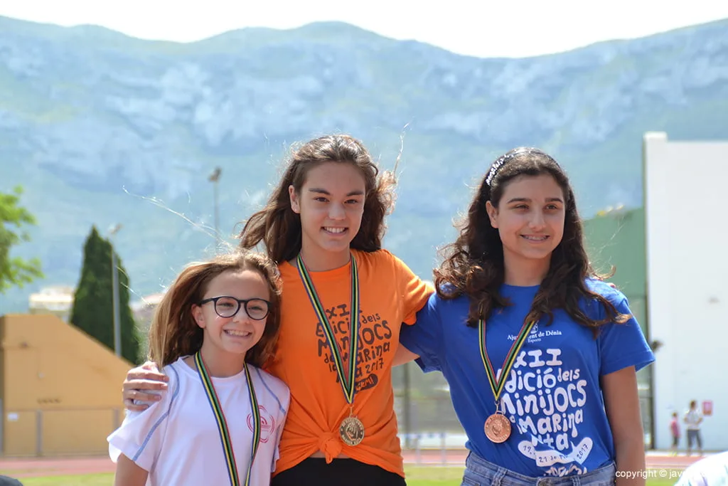 Laura C con su medalla colgada