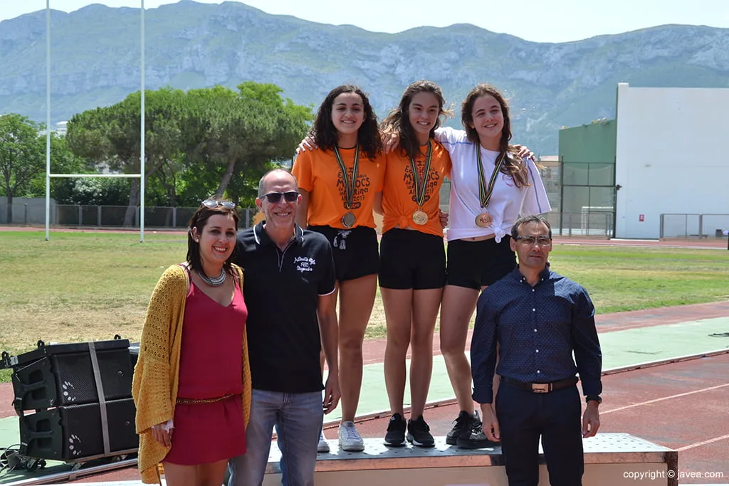 Laura C en el podio de los 100 estilos