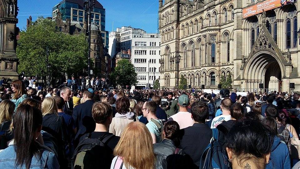 Miles de personas en el minuto de silencio de Manchester por el atentado
