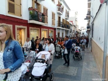 Multitud de personas participan en la ofrenda de flores al Nazareno