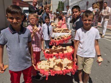 Niños con el Pà Beneït