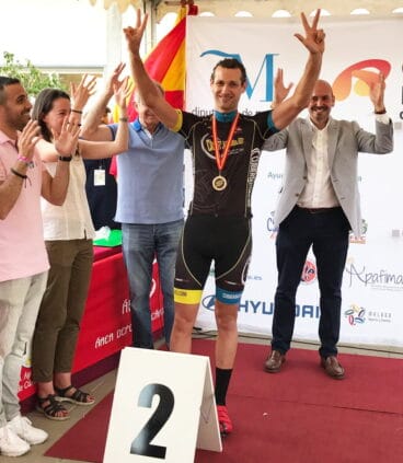 Pablo Ivars sonriente con su medalla