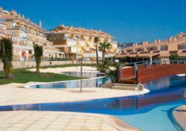 Piscina y numerosas comodidades en la comunidad Jávea Houses Inmobiliaria
