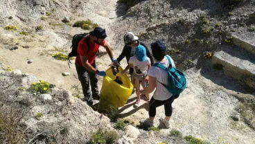 Recogiendo miles de desperdicios que ensucian los paisajes de Xàbia