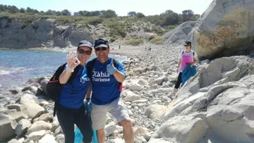 Representantes de Turisme Xàbia durante la limpieza