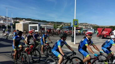 Salida de los ciclistas para dirigirse al tanatorio