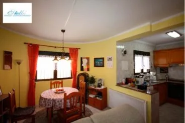 salon-comedor-amplio-con-cocina-abierta-stella-inmo-consulting-590×393