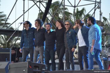 Saludando al público el grupo Aurora & The Betrayers