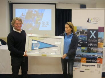 Theresa Zabell en la entrega de la placa en el Salón Náutico