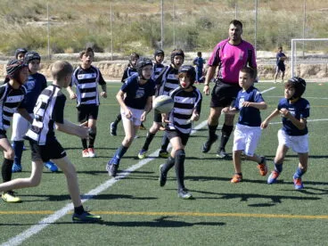 Un pase en el choque entre el Xàbia-Akra