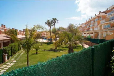 Zona ajardinada de la urbanización Javea Houses Inmobiliaria