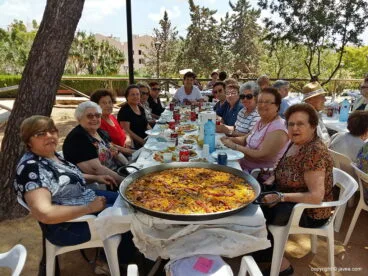 A disfrutar de la paella con los amigos