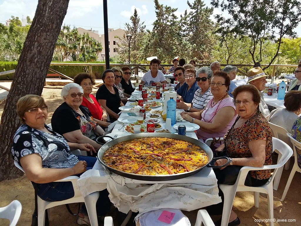 A disfrutar de la paella con los amigos