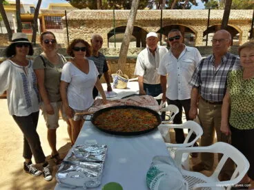 Amigos celebrando el Día de Paellas de la Asociación de Amas de Casa