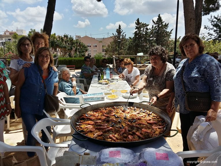 Friends with paella