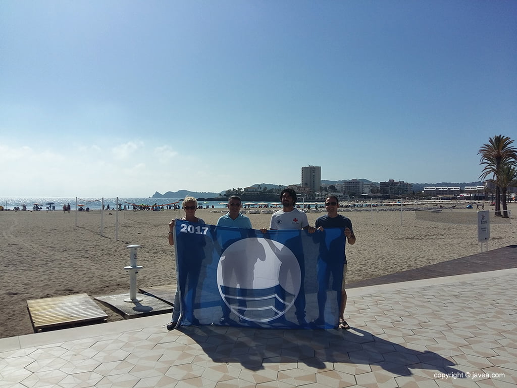 Bandera azul en la playa del Arenal