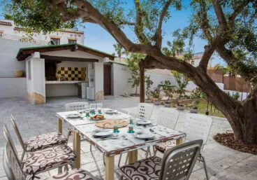 Barbacoa y jardín de Algarrobo Villa Aguila Rent a Villa