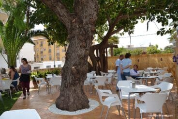 Buen ambiente en la nueva terraza de Cafetería L’Encant