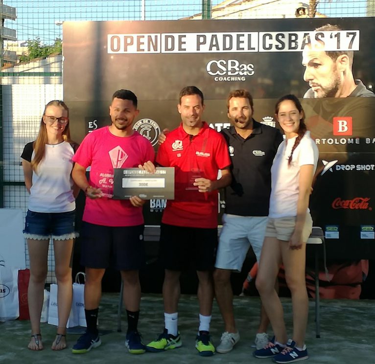 Campeones del Open de Pádel recogiendo el premio
