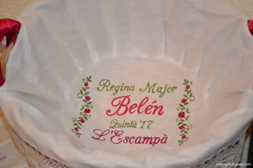 Cesta para las carrozas bordada