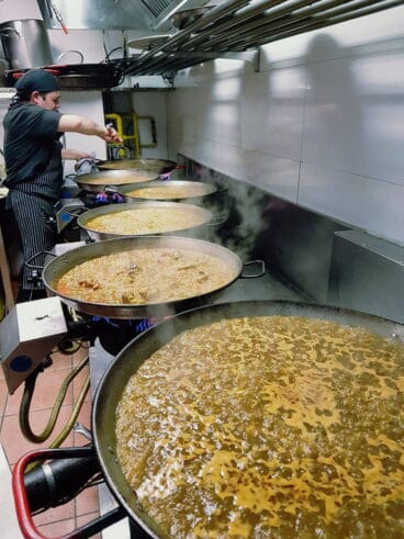 Cocinando paellas en Restaurante Noray