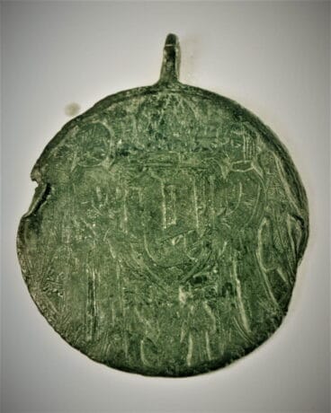 Colgante medieval de bronce donado por Cruañes