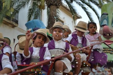 Desfile de carrozas de Fogueres 2017