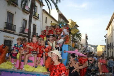 Desfile de carrozas de Fogueres 2017
