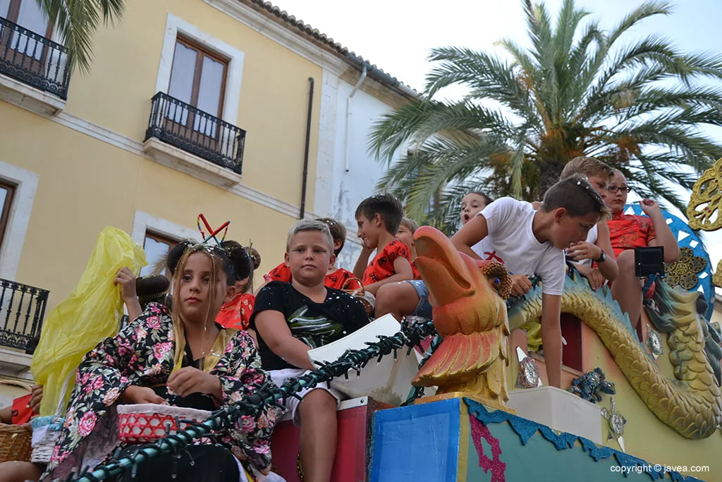 Desfile de carrozas de Fogueres 2017