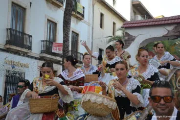 Desfile de carrozas de Fogueres 2017