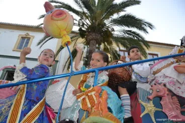 Desfile de carrozas de Fogueres 2017
