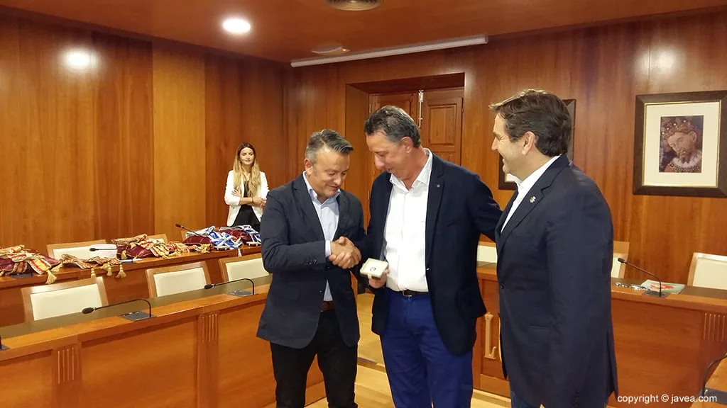 Entrega de la medalla al Presidente de la Comisión