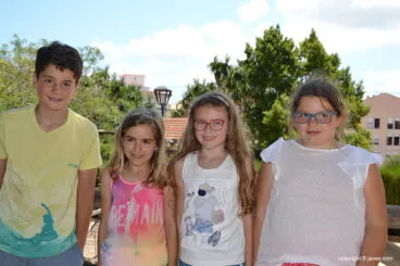 Esther junto a sus damas y el presidente de la Comisión Juvenil