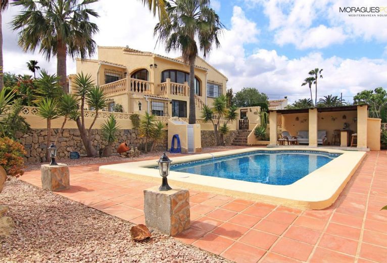 Fachada y piscina MORAGUESPONS Mediterranean Houses