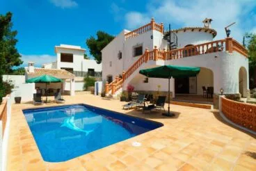 Fachada y piscina Villa Bernia