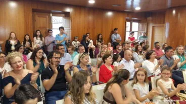 Familiares de los cargos de las fiestas en el acto de entrega de distintivos
