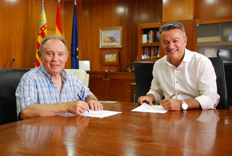 Firma del convenio con el presidente de la Asociación de Jubilados