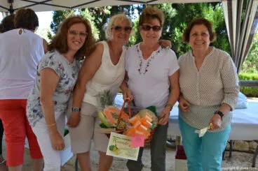 Ganadora de la cesta de fruta con miembros de la Asociación