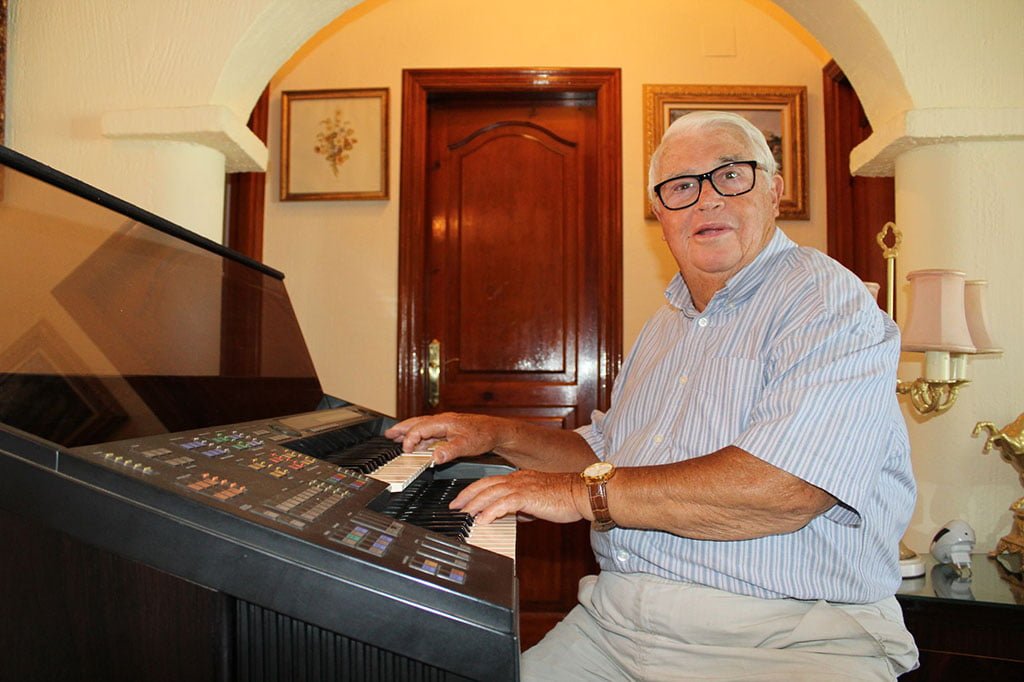 Geoffrey William Shean con el órgano
