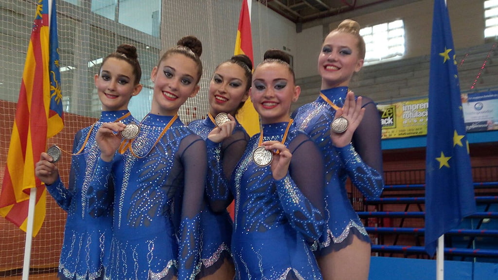 Gimnastas del CD Montgó-Xàbia con la medalla de plata