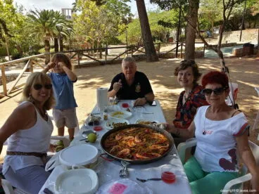 Grupo de amigos con la paella