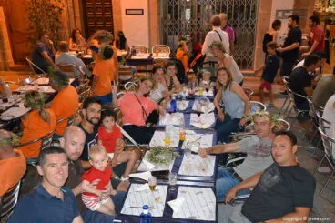 Grupo de amigos esperando la Nit de Focs