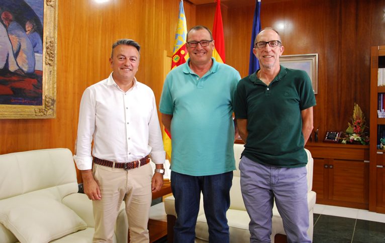 José Chulvi met de president van de Club d'Escacs Xàbia en de burgemeester Vicent Colomer