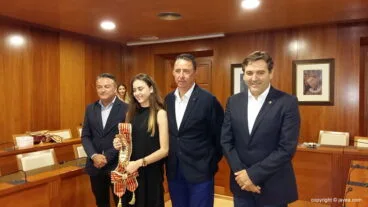 La dama de honor, Marina Tíscar, recoge su banda