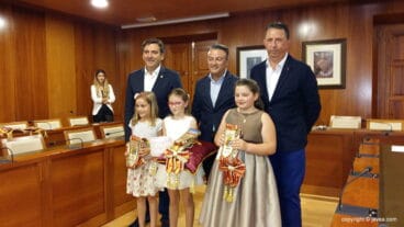 La reina y las damas infantiles con sus bandas