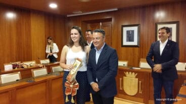La segunda dama de honor junto al alcalde recogiendo la banda