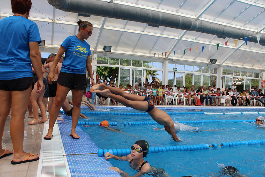 Lanzamiento de una nadadora a la piscina
